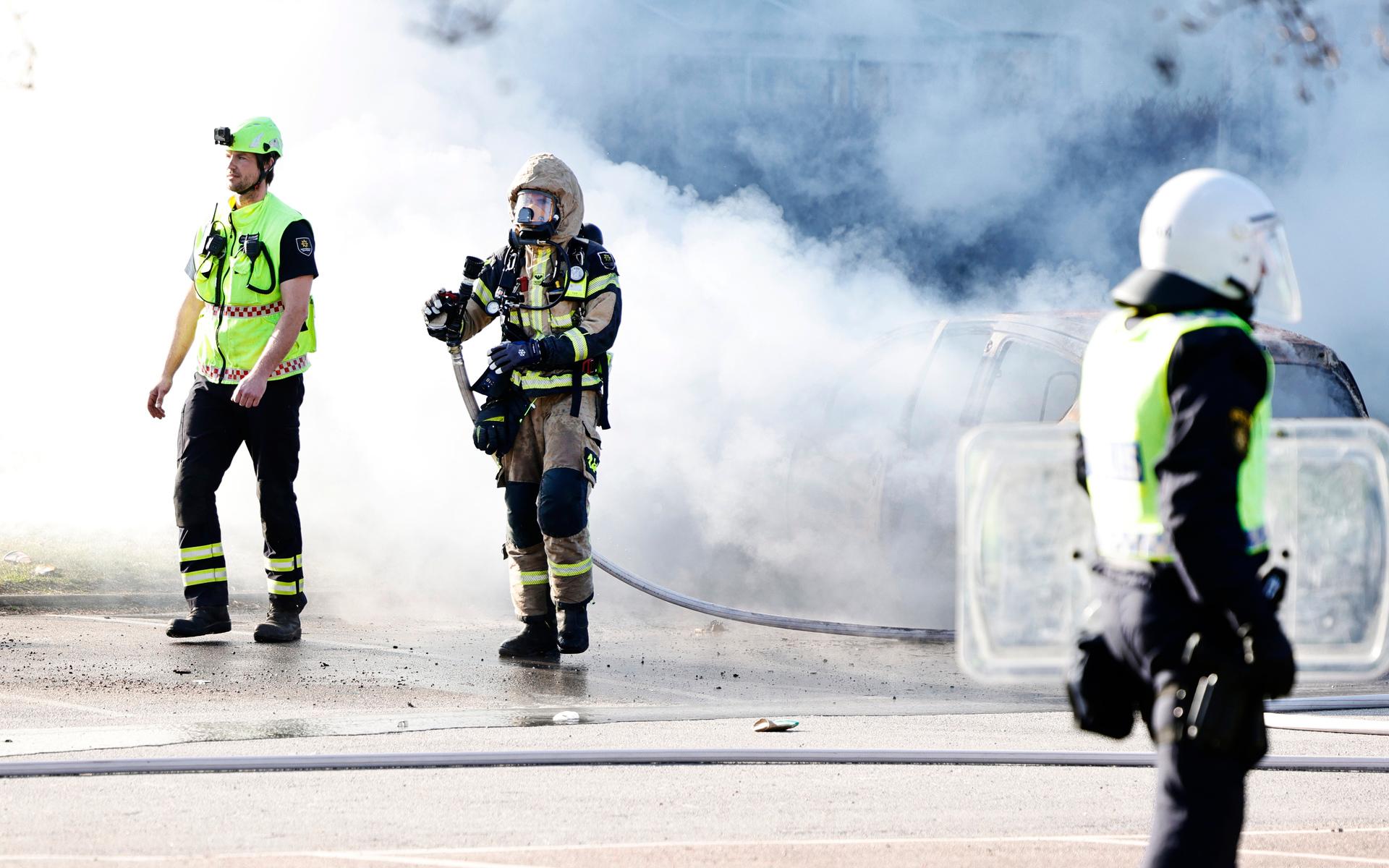 Räddningstjänst släcker bilbränder vid Ringdansen centrum i samband med upplopp i Navestad i Norrköping på påskdagen.Oroligheterna utlöstes av att den högerextrema provokatören Rasmus Paludan har sagt att han ska återvända till Östergötland för nya demonstrationer under dagen.