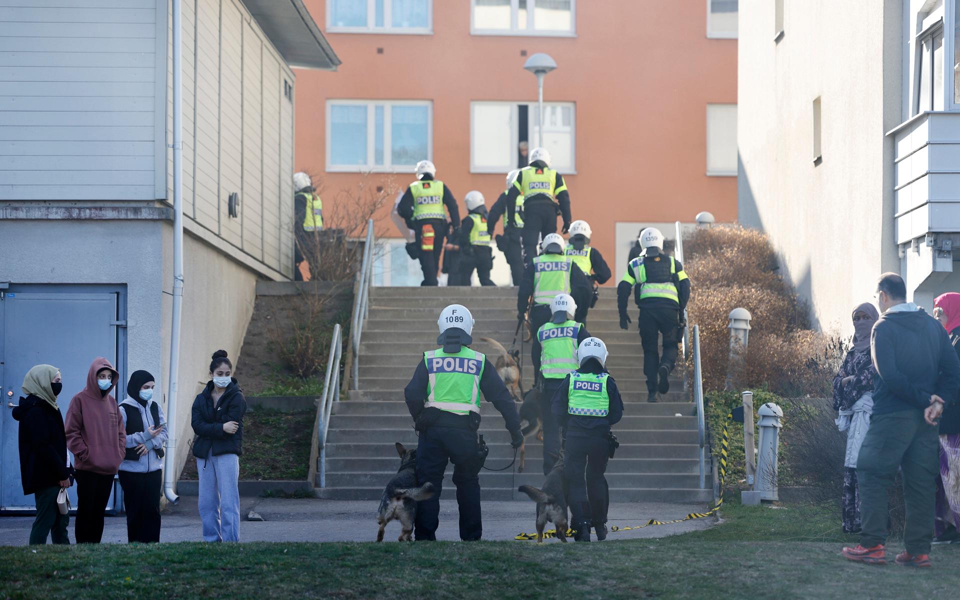 Kravallutrustad polis med polishundar under upploppen i Navestad i Norrköping på påskdagen.Oroligheterna utlöstes av att den högerextrema provokatören Rasmus Paludan har sagt att han ska återvända till Östergötland för nya demonstrationer under dagen.