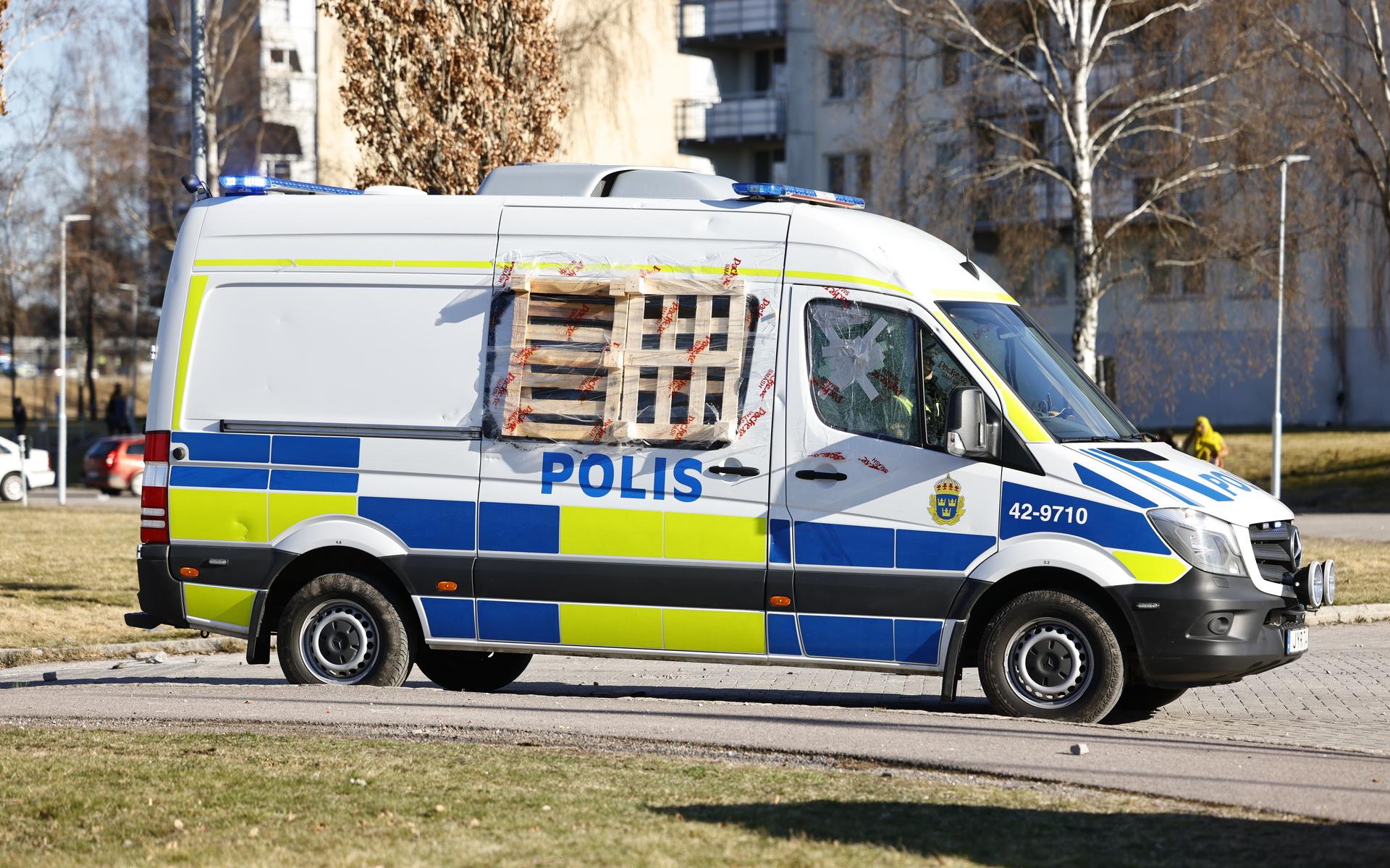En vandaliserad polisbuss med tejpade fönster och provisorisk tätning med lastpall under upploppen i Navestad i Norrköping på påskdagen.Oroligheterna utlöstes av att den högerextrema provokatören Rasmus Paludan har sagt att han ska återvända till Östergötland för nya demonstrationer under dagen.