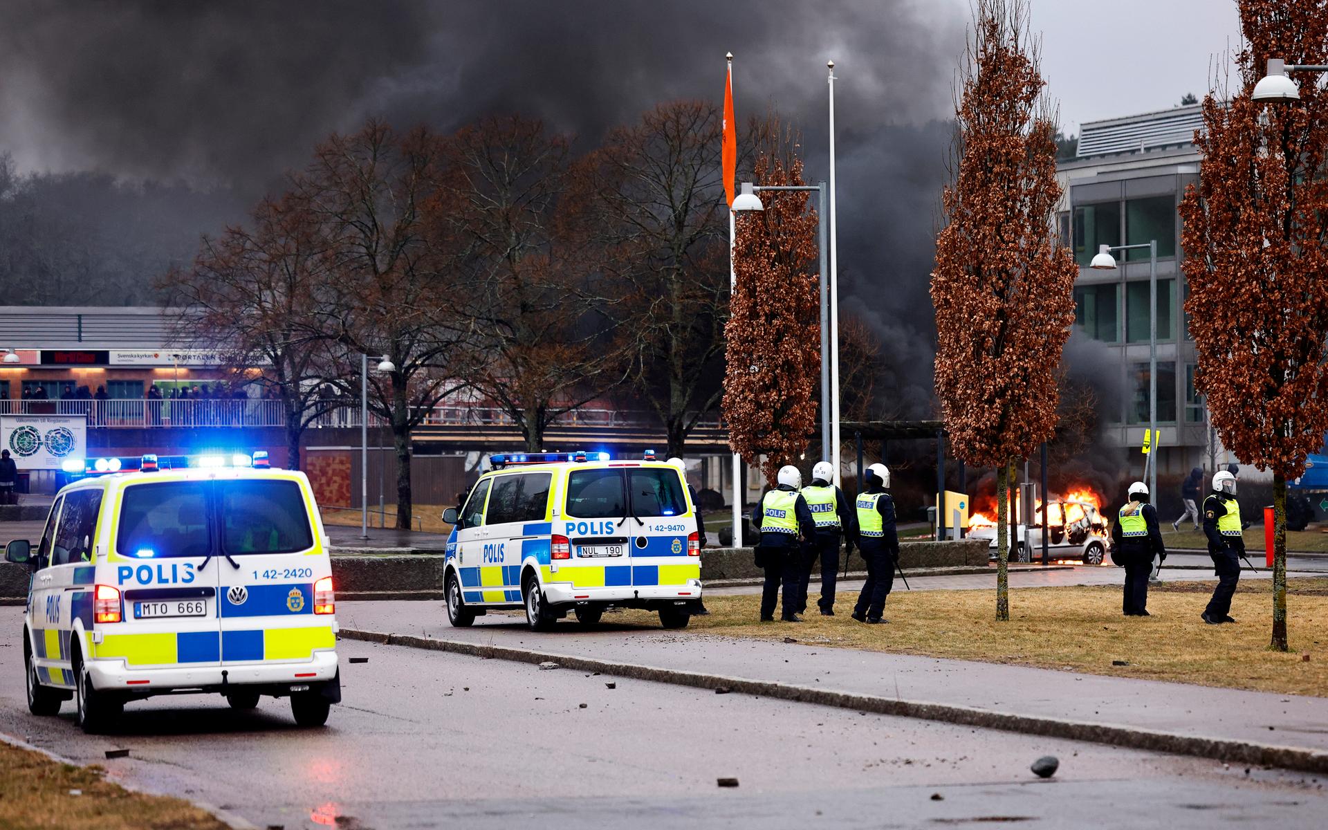 Bilar brinner på en parkering och stenkastning mot polisen i samband med upplopp i Navestad  i Norrköping på torsdagskvällen. Oroligheterna utlöstes av att högerextremisten Rasmus Paludan har fått tillstånd att hålla en allmän sammankomst. 