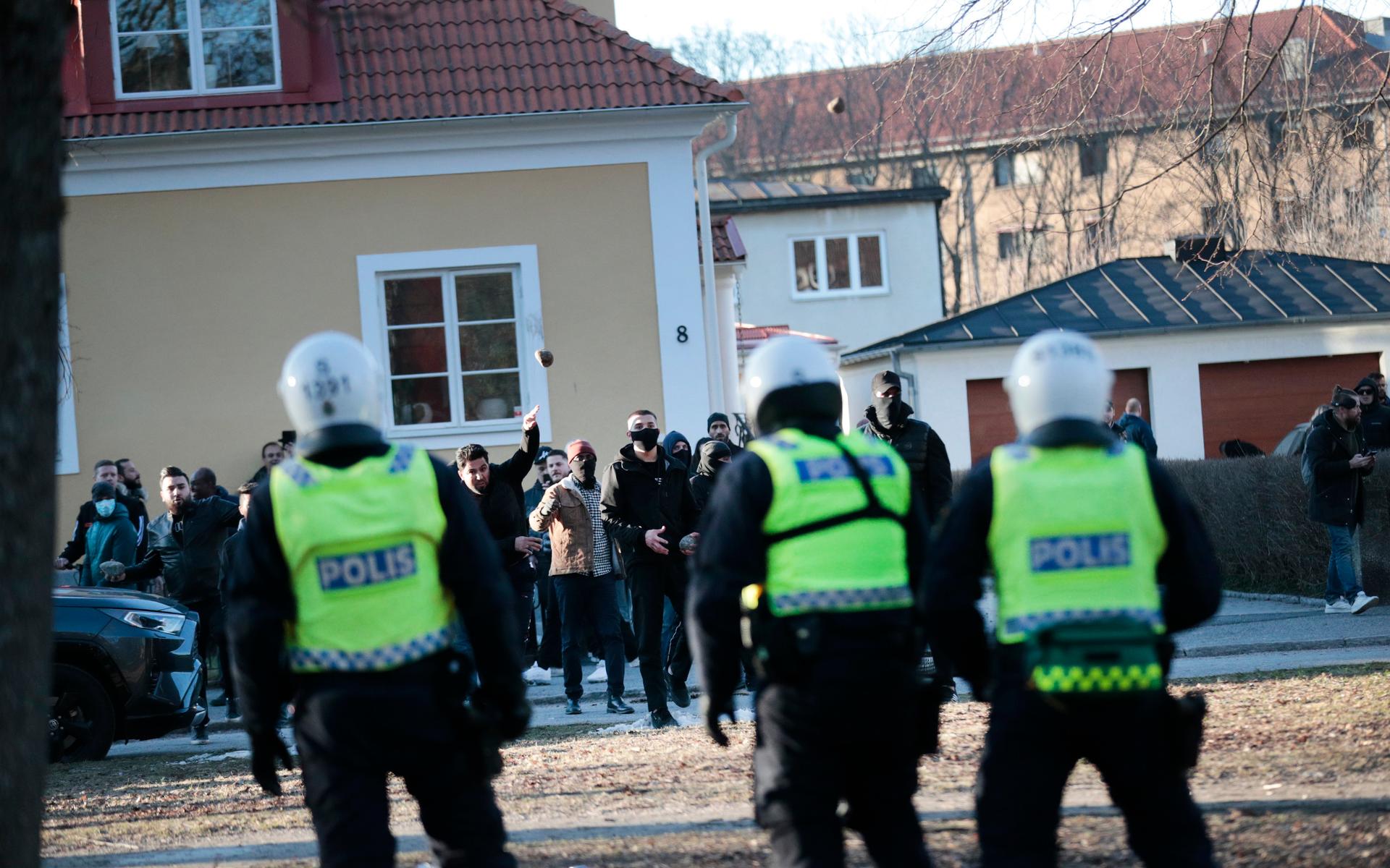 Polisen motar bort motdemonstranter som kastar sten i Sveaparken i Örebro, där Rasmus Paludan, partiledare för det danska högerextrema partiet Stram kurs, har fått tillstånd för en sammankomst på långfredagen. 