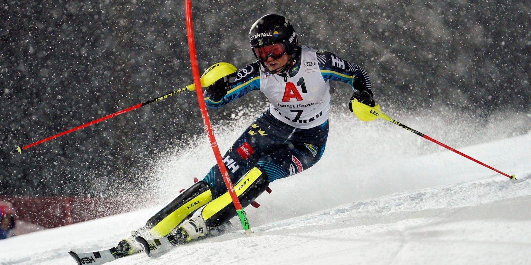 Anna Swenn-Larsson kom i mål som trea i Flachaus slalom i den alpina världscupen – men diskades sedan hon grenslat.