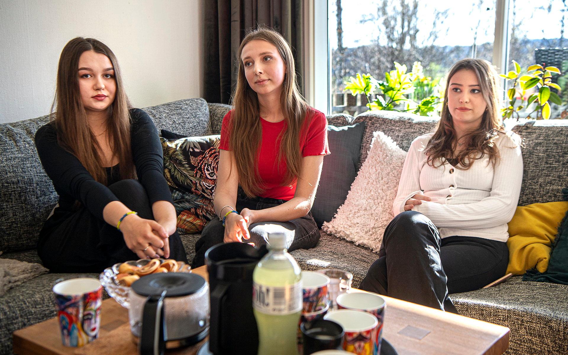 Lena Vehera , Lena Kosheliuk och Anja Zhabchenko trivs fint med lugnet i Lilla Edet, de har kontakt med familjerna hemma i Ukraina varje dag och fortsätter med sina studier online. Deras mammor jobbar tillsammans, de ordnade så att de kunde resa tillsammans till säkerheten i Sverige.