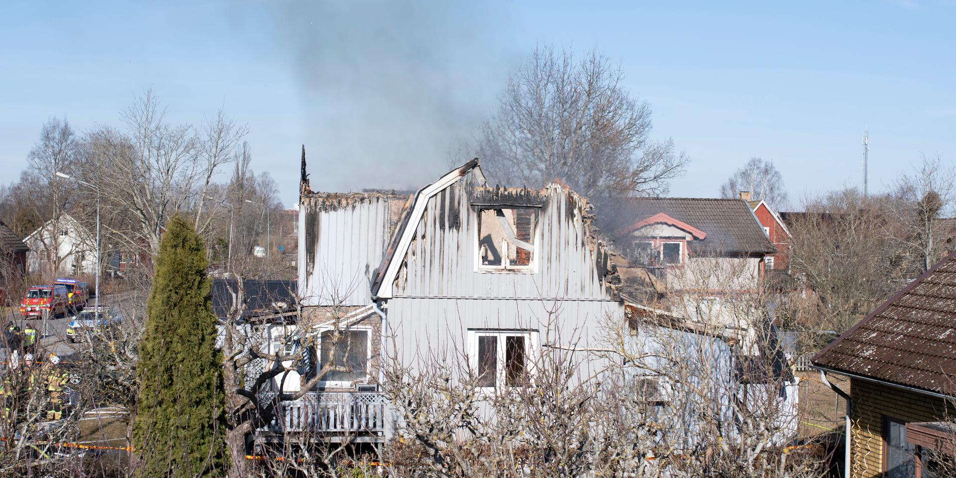 Taket har rasat in vilket gör att räddningstjänsten tvingas låta delar av huset brinna klart. 