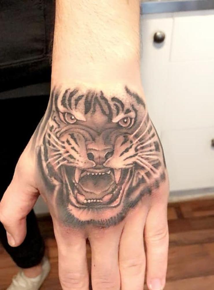 Den här tigern pryder Rasmus Karavas hand.