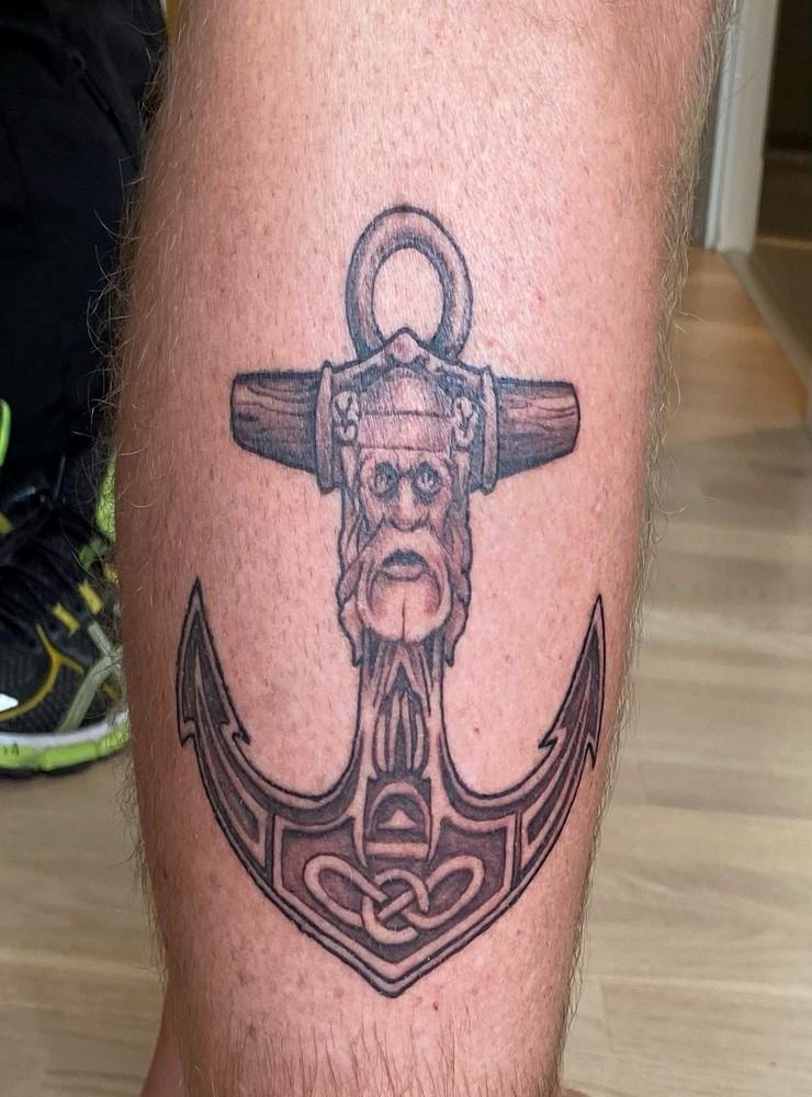 Från Trollhättan till Karibien, den sträckan seglade Klas Lundgren. Som minne av resan tillkom den här tatueringen.