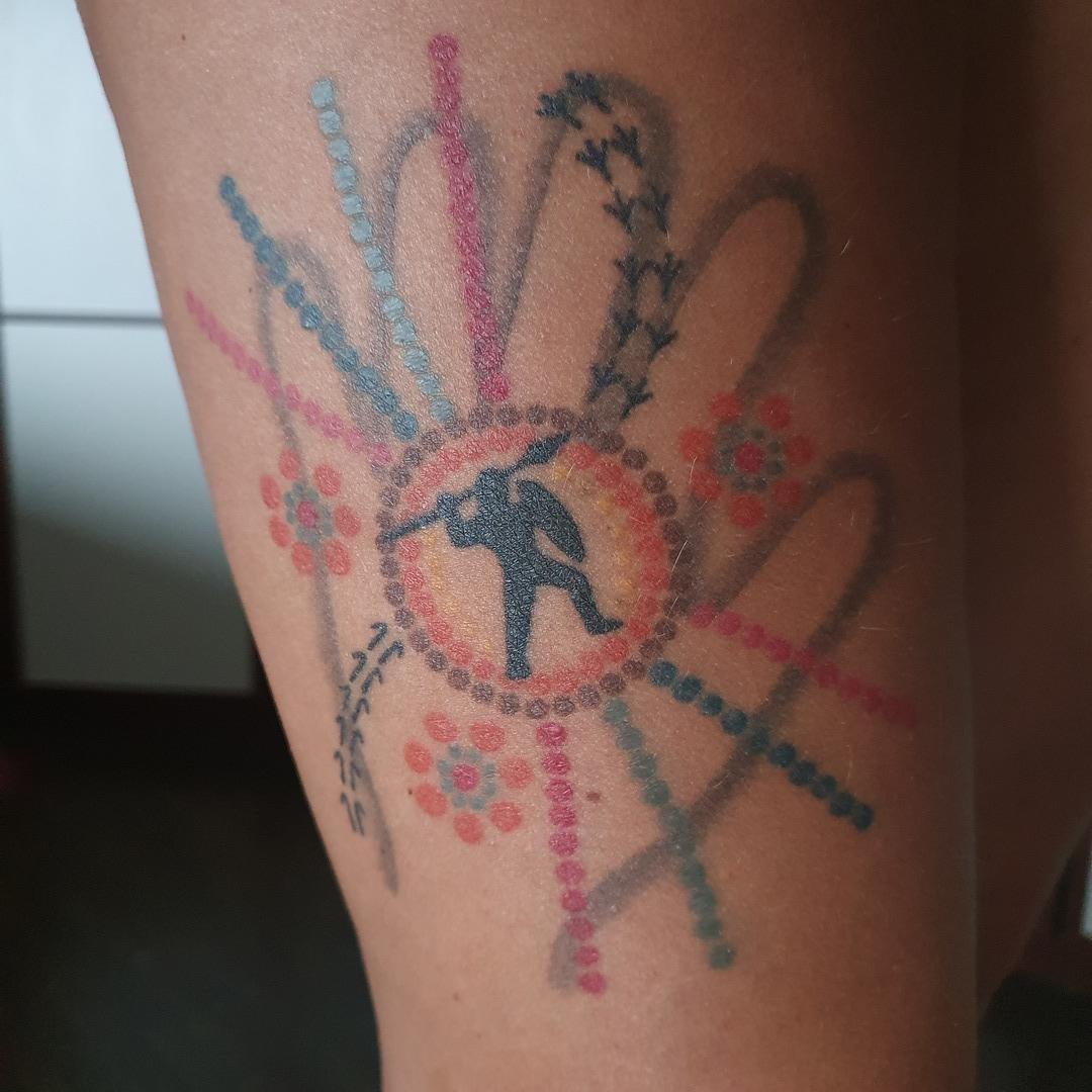 Malin har ytterligare en tatuering som symboliserar hennes tid i Australien: ”tatueringen är aborigin inspirerad (designad av mig) och gjord i Australien under min ettåriga tid där”, skriver hon.