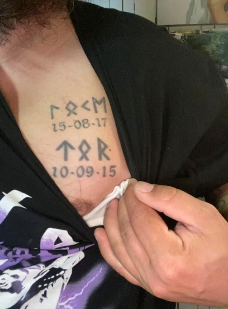 Astvinr Sunnansund har tatuerat in barnens namn på bröstet ...