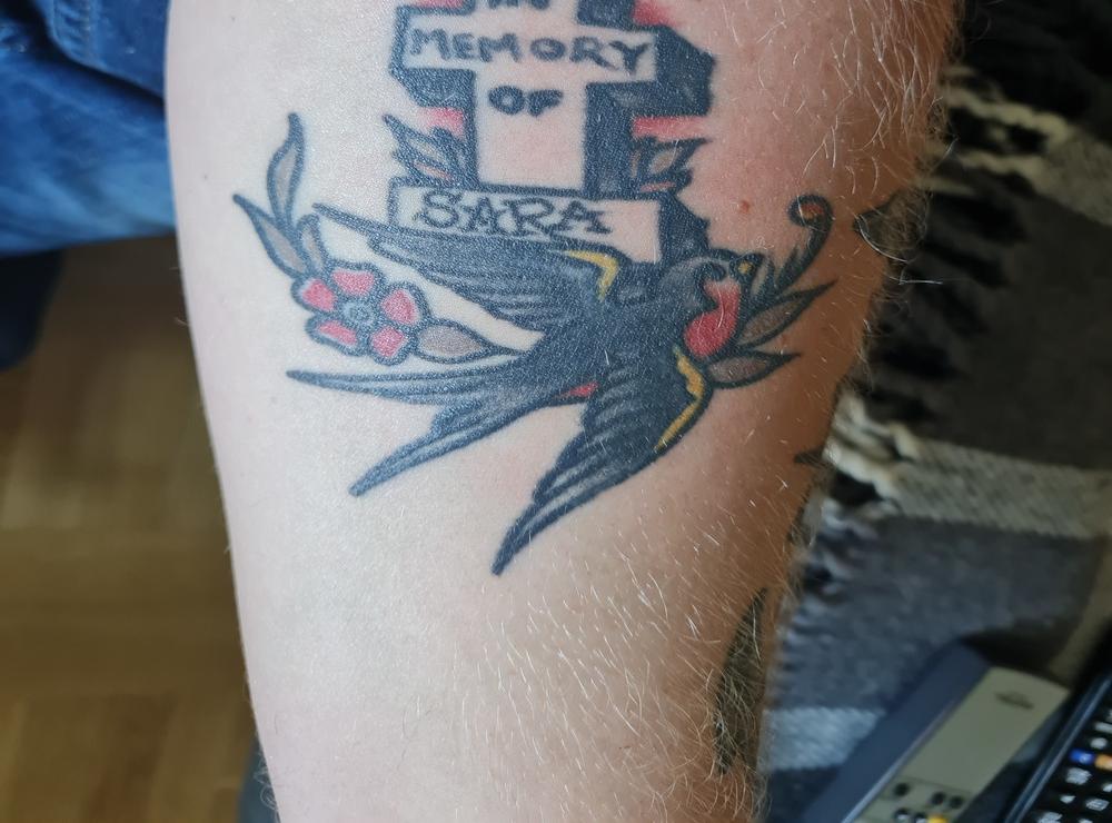Fredrik Hagström hyllar sin moster som gick bort i cancer med den här tatueringen.