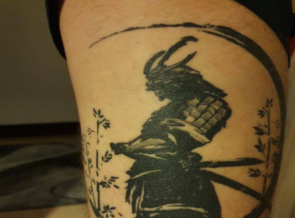Kenneth Rautio har tatuerat in en samuraj ...