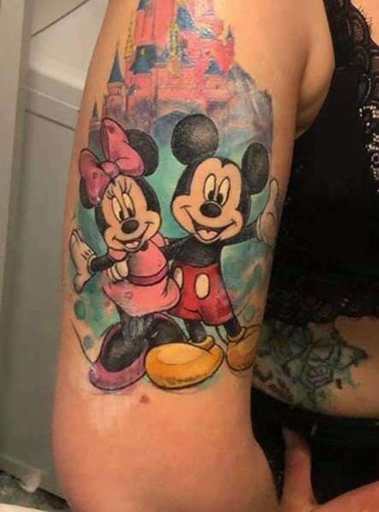 ”Min tatuering som visar min största dröm 😀jag förlovade mig på Disneyland Paris 2018”, skriver Bella Rölling om sin tatuering.