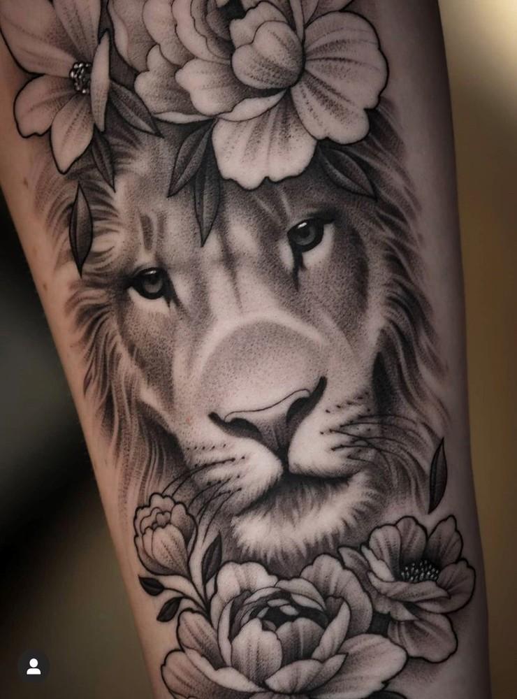 Elins stjärntecken är lejonet: ”Denna tatuering beskriver mig så himla bra som person därför är jag så glad att den sitter på min kropp”, skriver hon.