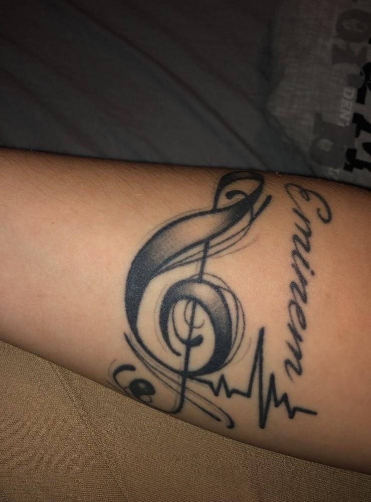 Jennifer Harvey har tatuerat in ”Eminem” och en G-klav.