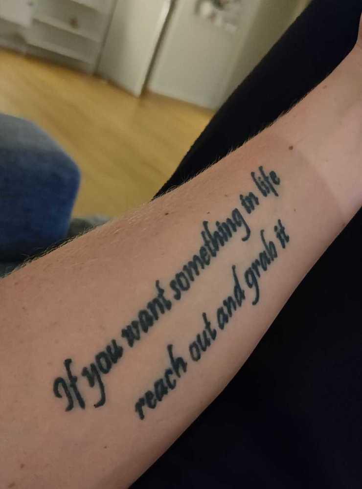 Daniel Abbarn Stenström har tatuerat in ett gäng härliga ord på sin arm.