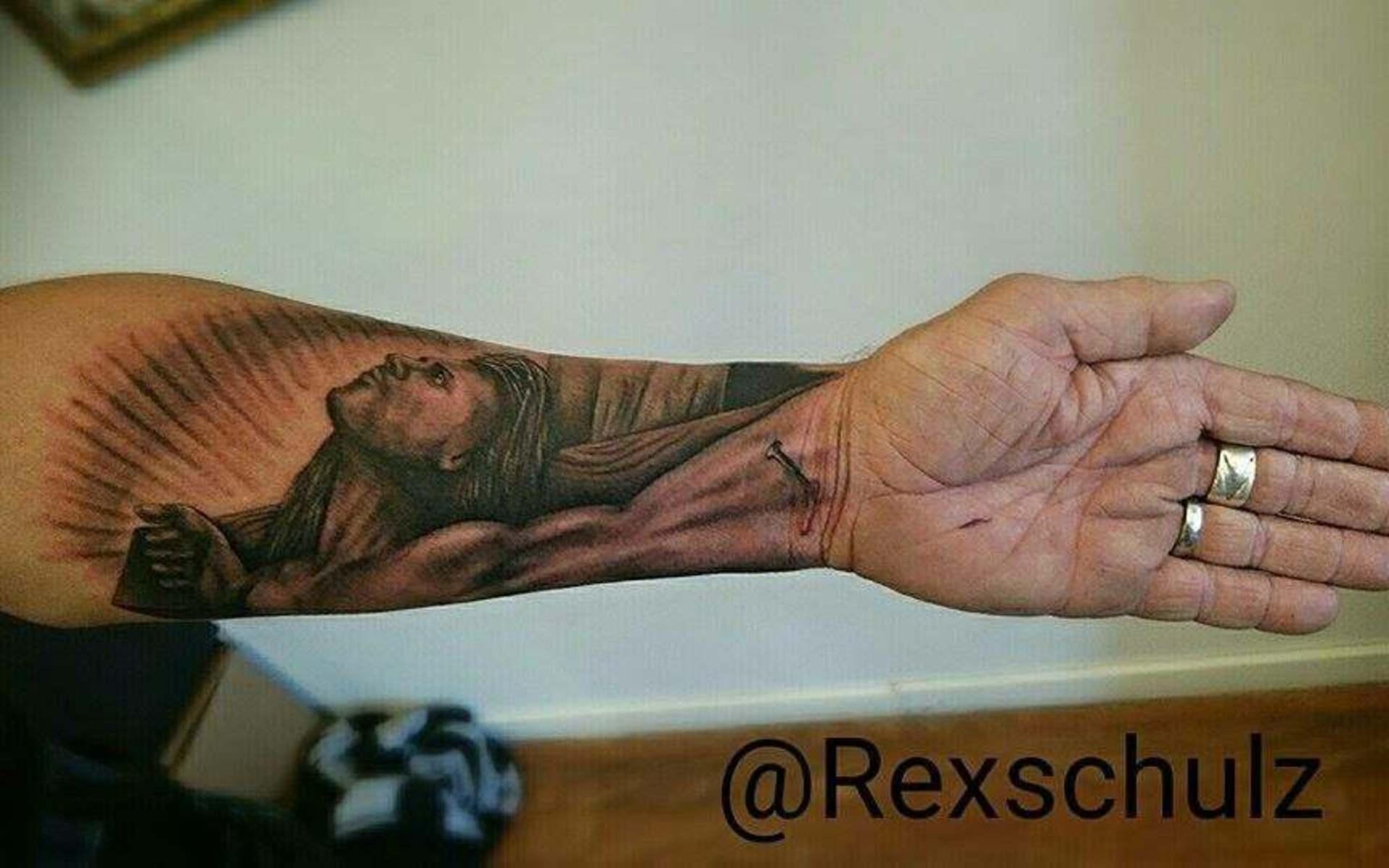Jarre Jarre skickar in sin kreativa tatuering på Jesus.