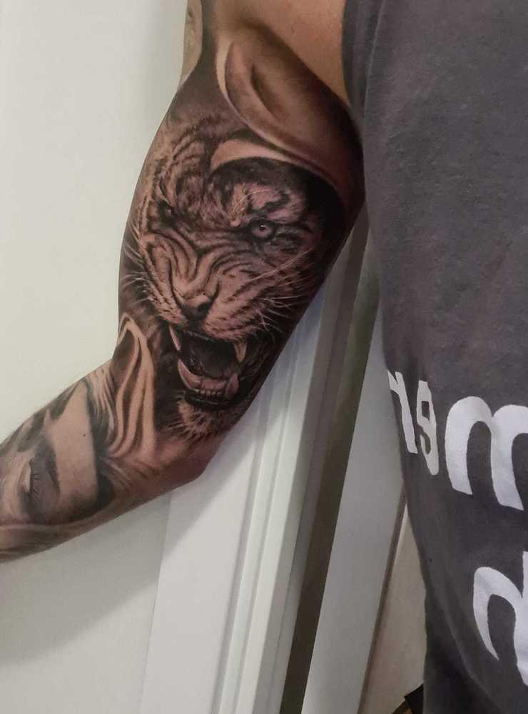 Robin Hernvall har flera motiv tatuerade på sin kropp. Här är en tiger ...