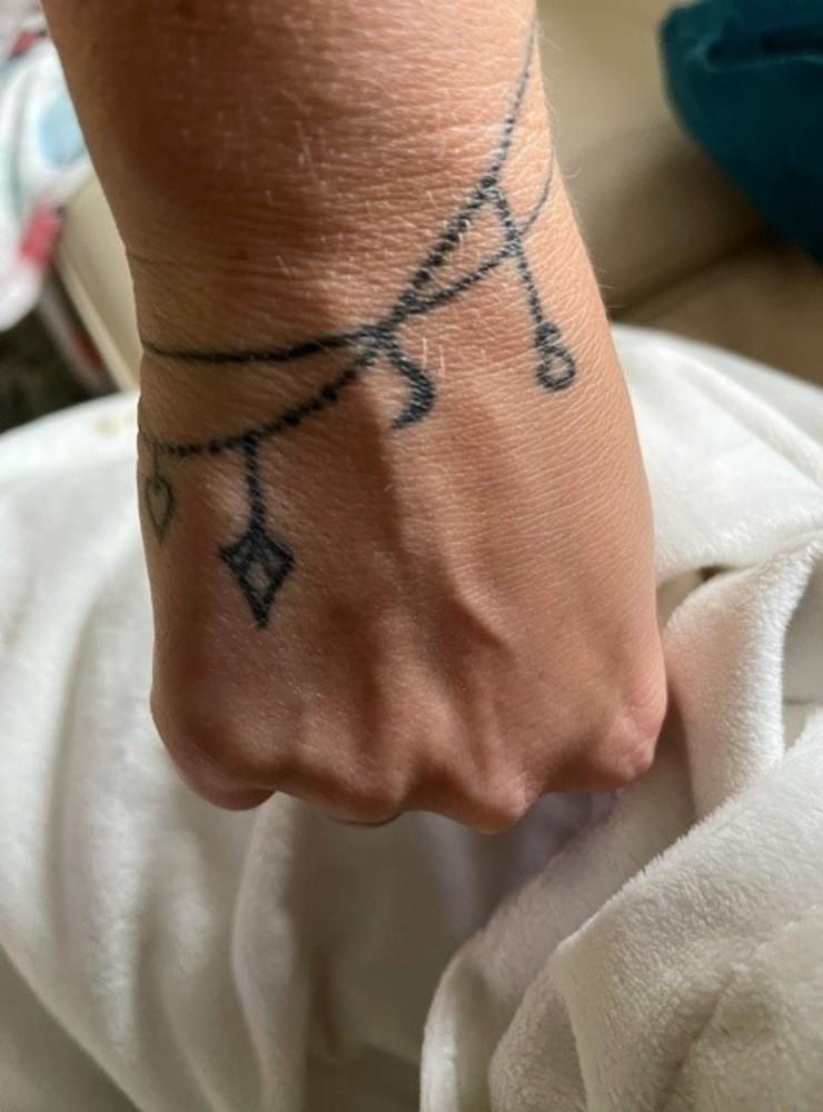 Som vårdbiträde får man inte alltid bära smycken. Därför valde Angelica Nielsen att tatuera in ett armband.