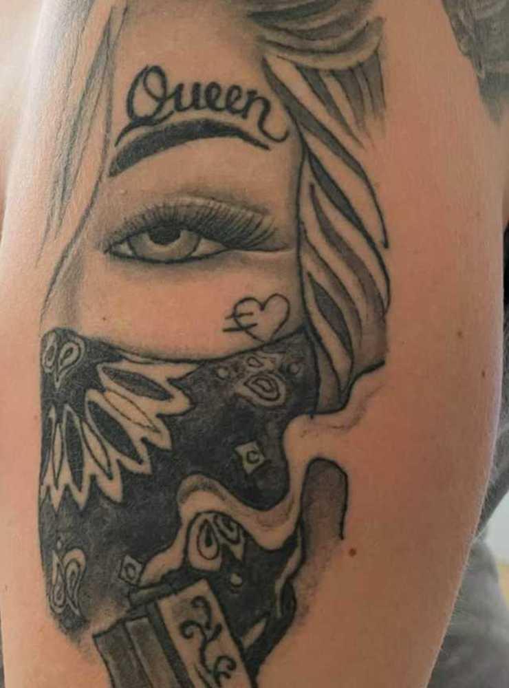 ...som även tatuerat in den här kvinnan.