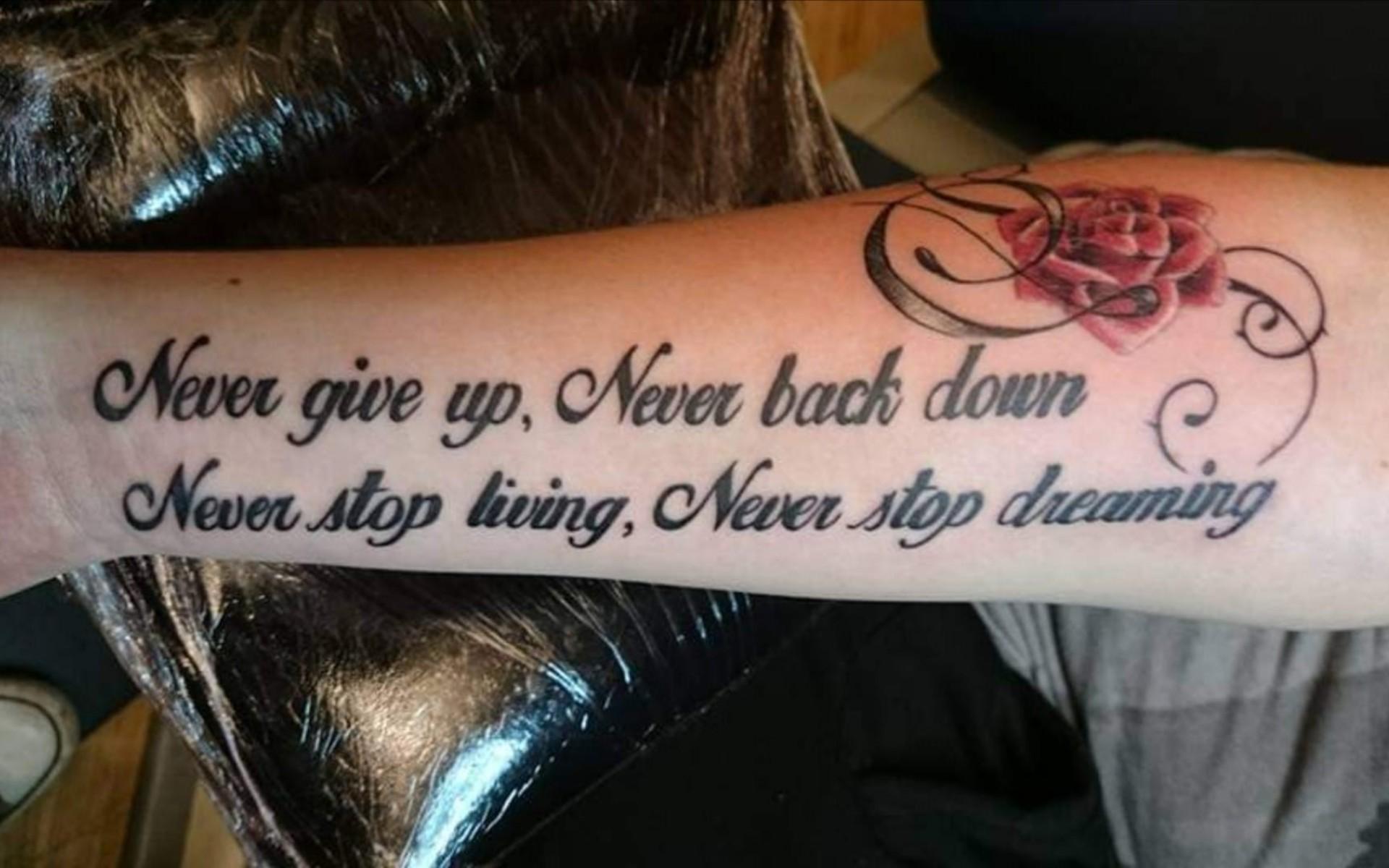 Tina Talita Rozéndess med inspirerande ord som hon tatuerade in när hon själv hade det tufft.