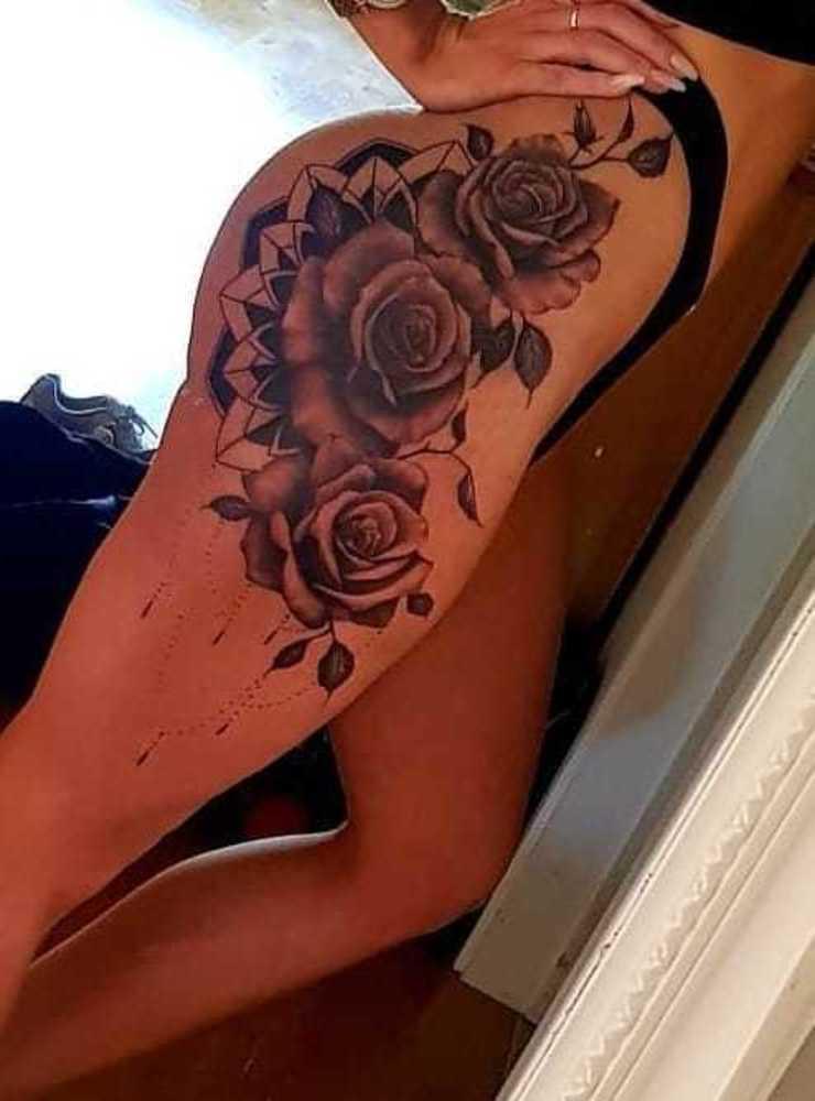 Lenita Gunnarsson är nöjd med sin tatuering och tatuerare som uppfyllt hennes krav och önskemål på form, detaljer, fyllnad och framförallt hållbarhet. Som bland annat föreställer tre rosor.
