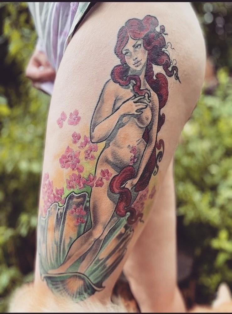 ...”Den här tatueringen är en hyllning till min favoritmålning - ’Venus födelse’ av Sandro Botticelli.” skriver Julia...