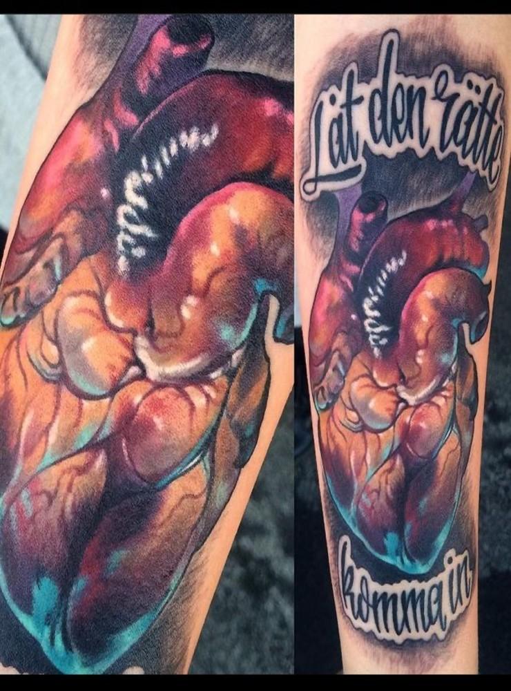 ... ”Den här tatueringen är framför allt en hyllning till min favoritbok - ’Låt den rätte komma in’ av John Ajvide Lindqvist, men det är också en hyllning till skräckgenren i största allmänhet och mitt intresse för anatomi och människokroppen.”  Tatueringen föreställer ett anatomisk hjärta.