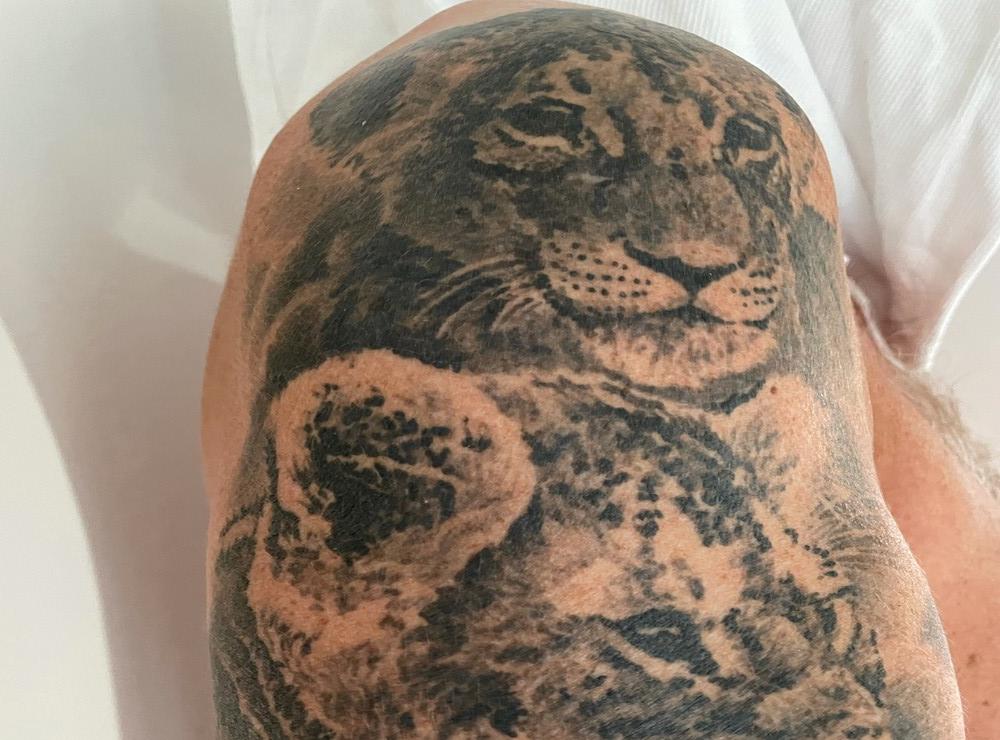 Anders Andersson skickar in en bild på sin tatuering som föreställer två lejon.