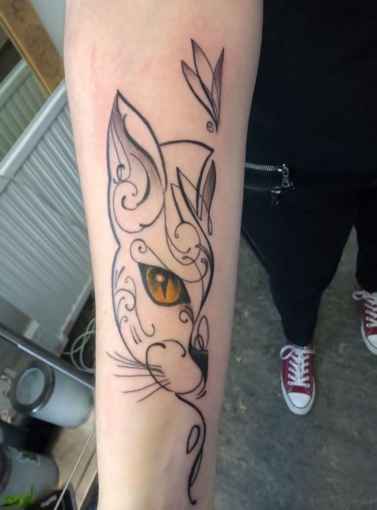 Emma Delija har en kattatuering och hon skriver så här: ”Det är en tatuering som hyllar min kärlek till katter jag haft som gett mig mycket glädje och styrka”.