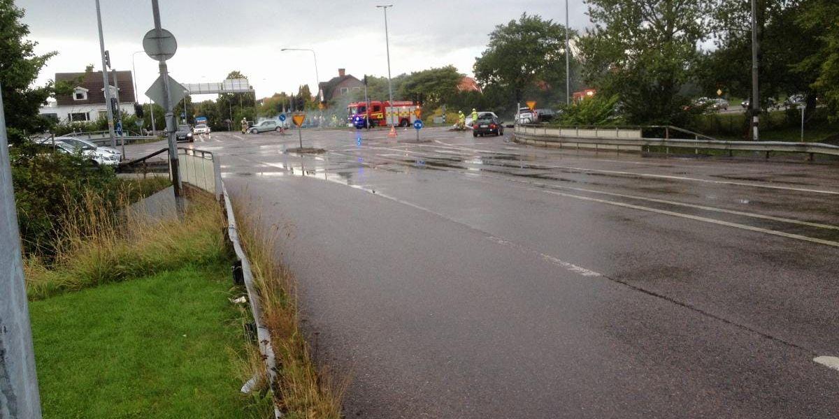 Två bilar krockade i Edsborgskorsningen på lördagseftermiddagen, en av bilarna började brinna. Foto: Läsarbild