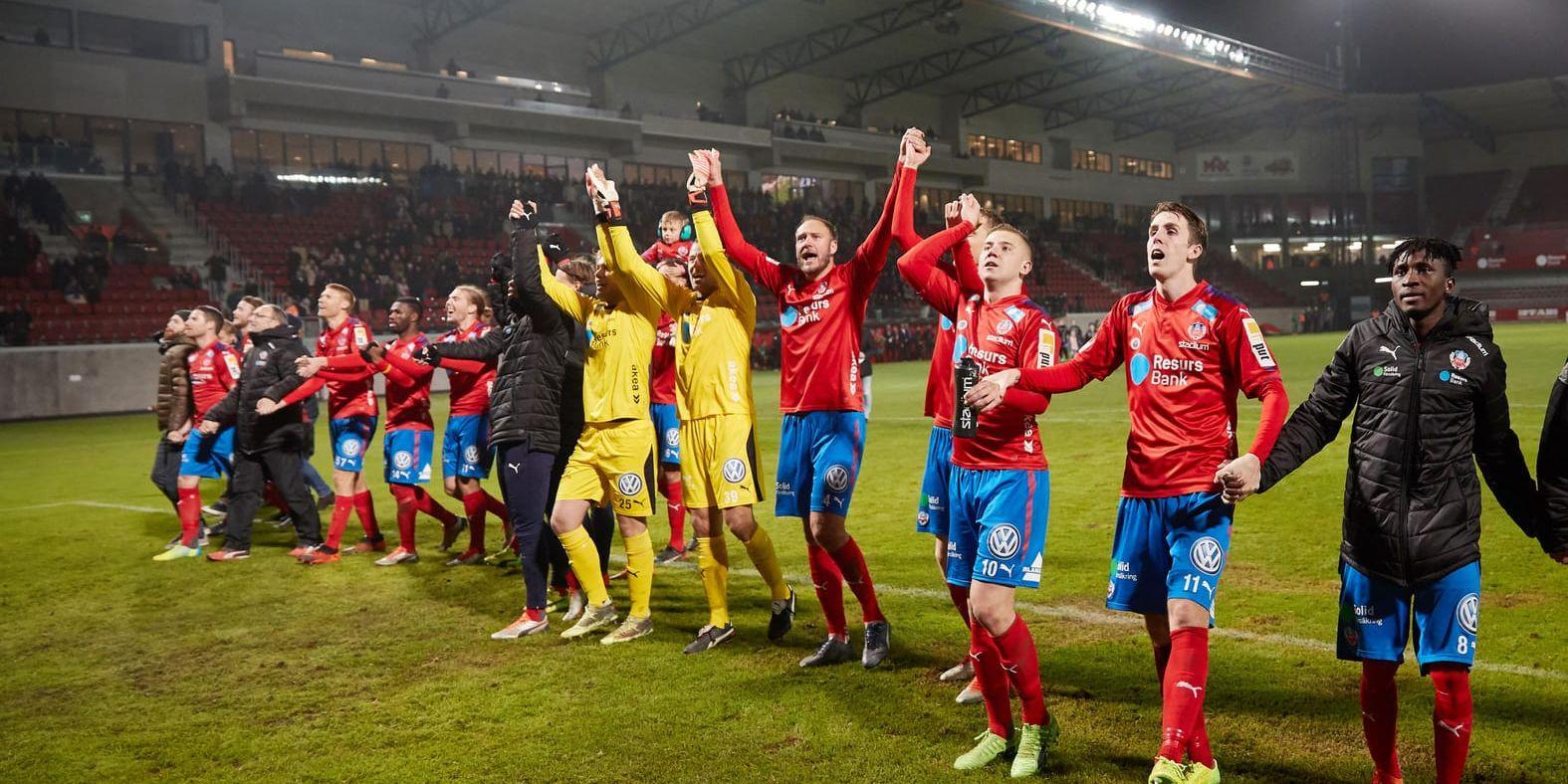 Spelarna i Helsingborg kunde i november i fjol fira seriesegern i superettan och nu står det klart att klubben har en miljon kronor i eget kapital inför comebacken i allsvenskan. Arkivbild.