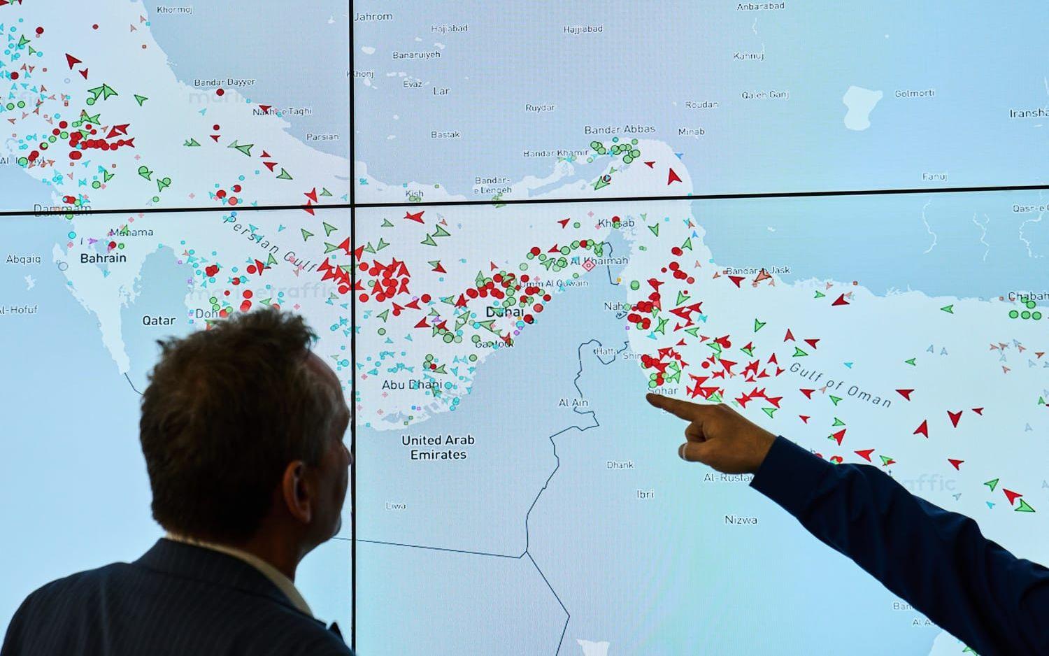 Anställda på ett tyskt rederi följer sjötrafiken i Hormuzsundet på en skärm.