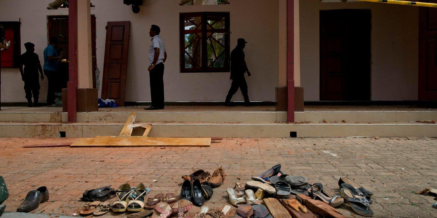 Skor och tillhörigheter som blivit stående utanför S:t Sebatian-kyrkan i Negombo efter attacken där.
