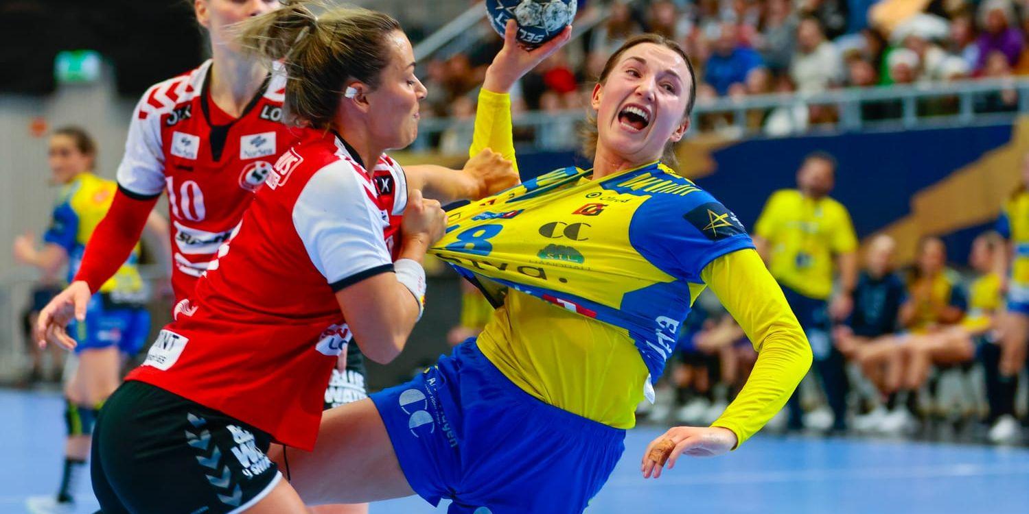 Olivia Löfqvist, här i Storhamars tröja, får snart dra på sig en annan blågul tröja – Sveriges.