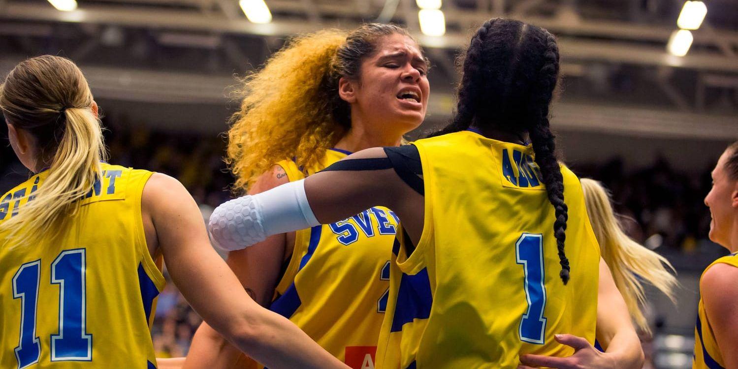 Sveriges Amanda Zahui, i mitten, och Farhiya Abdi ställs mot Italien, Kroatien och Makedonien i kvalet till basket-EM 2019. Arkivbild.
