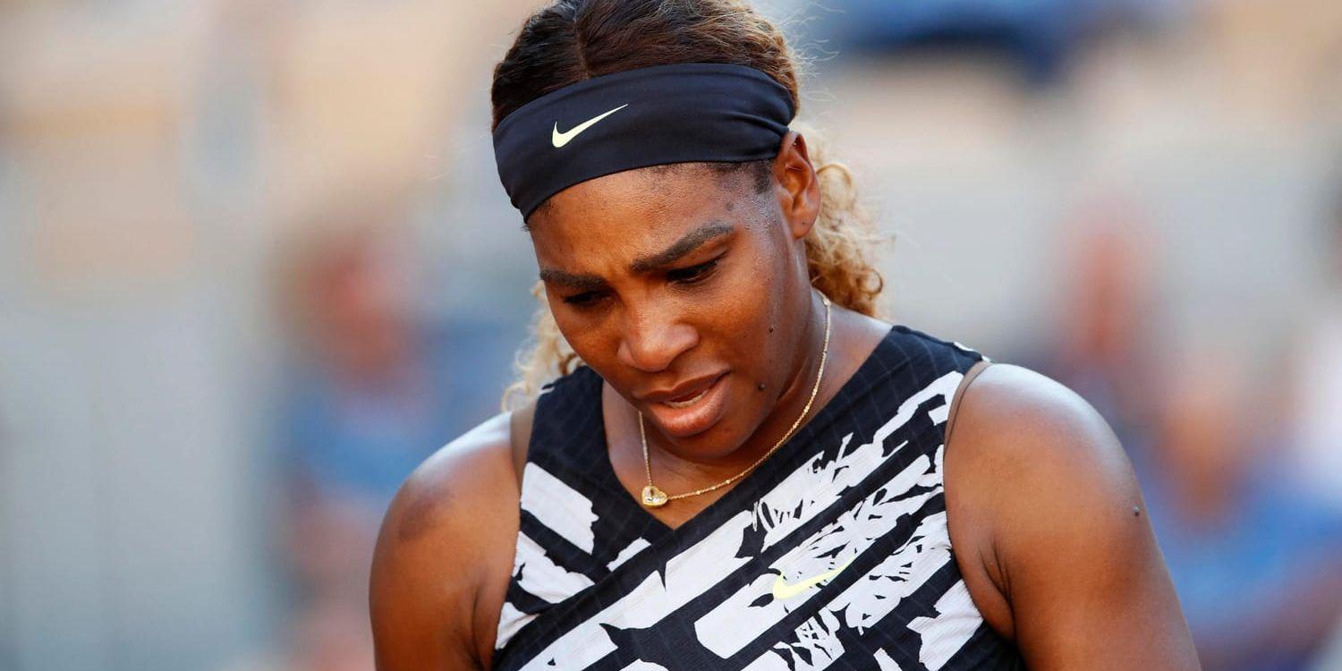 En nedslagen Serena Williams är utslagen i Paris.