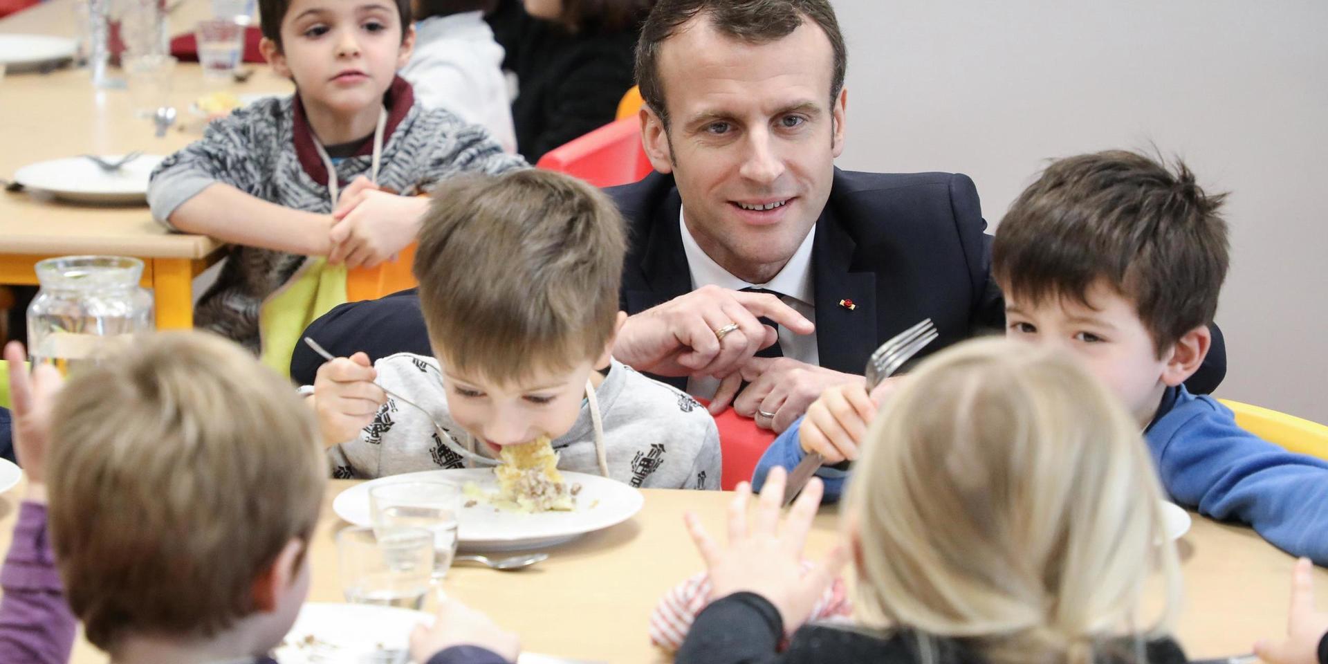 Frankrikes president Emmanuel Macron på besök i en sydfransk skolmatsal 2019. Nu rasar flera av hans ministrar sedan Lyon slutat servera kött till skolbarn under pandemin. Arkivbild.