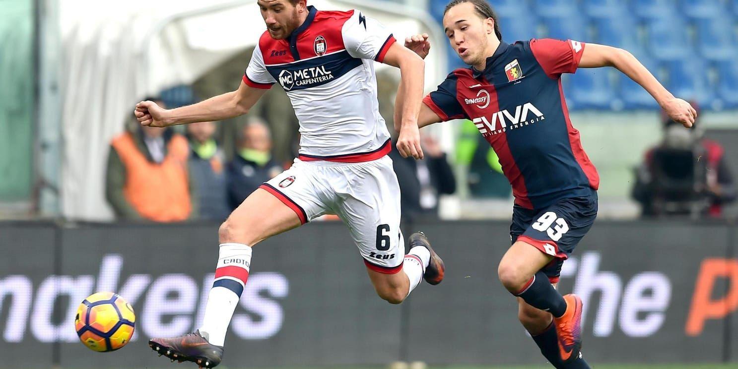 Crotones Marcus Rohdén (tv) i en match mot Genoa förra säsongen. Arkivbild.