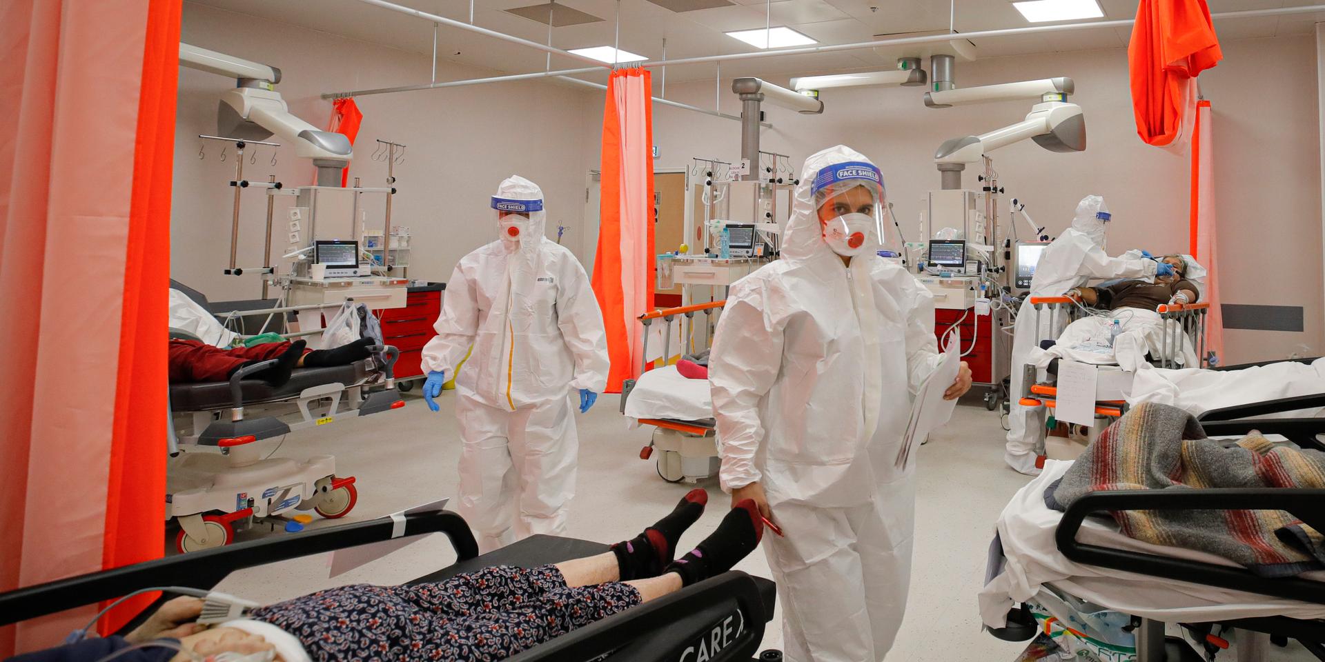 Patienter på akutintaget på Bagdasar-Arseni-sjukhuset i Rumäniens huvudstad Bukarest. Mottagningen har gjorts om till covid-19-avdelning.