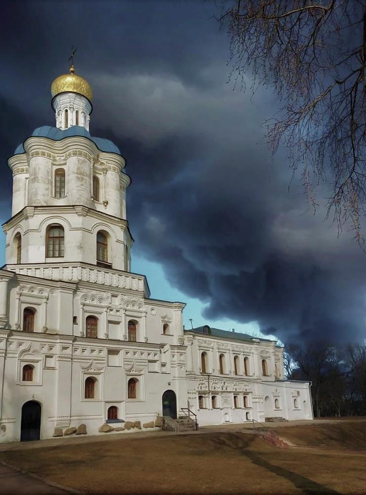 Rök stiger över en kyrka i Tjernihiv, bara fyra dagar efter invasionens början. 