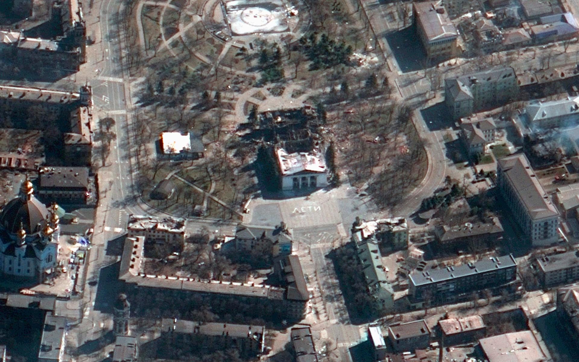 Satellitbild på ruinerna av den teater som bombades i Mariupol. 