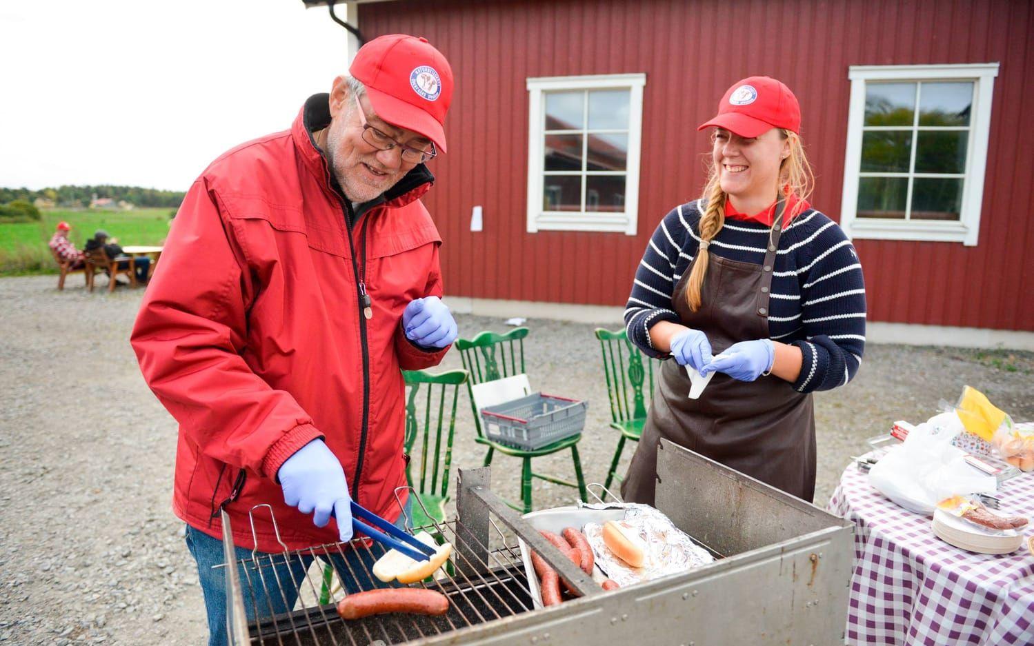 Sven Åke Samuelsson och Julia Alsterbo var på plats på Ödeby gård för att hjälpa till vid grillen. Bild: Kristina Stulken