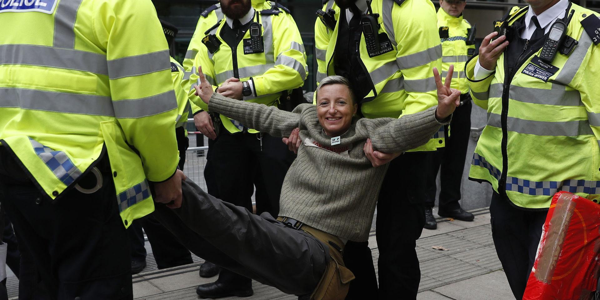 En klimataktivist grips och bärs bort av polis i London. Aktivisterna från nätverket Extinction Rebellion använder fredlig civil olydnad och ockuperar bland annat gator och broar för att få makthavare att agera mot massutrotningen av djur och natur. Bilden är från den 8 oktober.