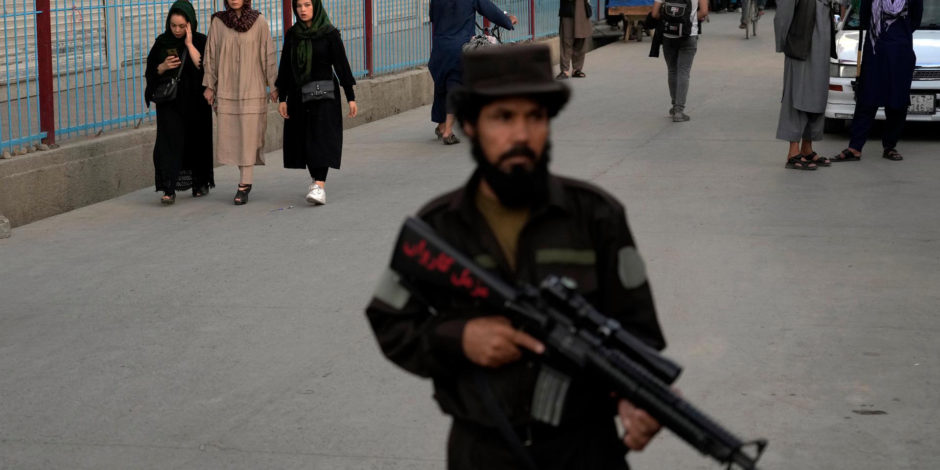 Taliban på vakt i området Dasht-e-Barchi i Afghanistans huvudstad Kabul den 7 augusti. Arkivbild.