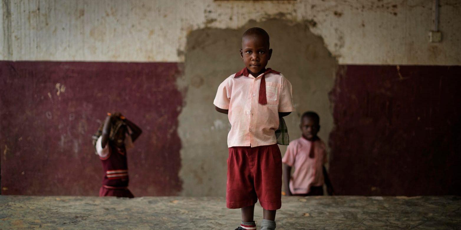 Keron Sembuya, som är i fyra–femårsåldern tror hans lärare, i Masaka, Uganda, får inte det ekonomiska stöd han behöver till skolgången på grund av att han saknar födelsecertifikat.