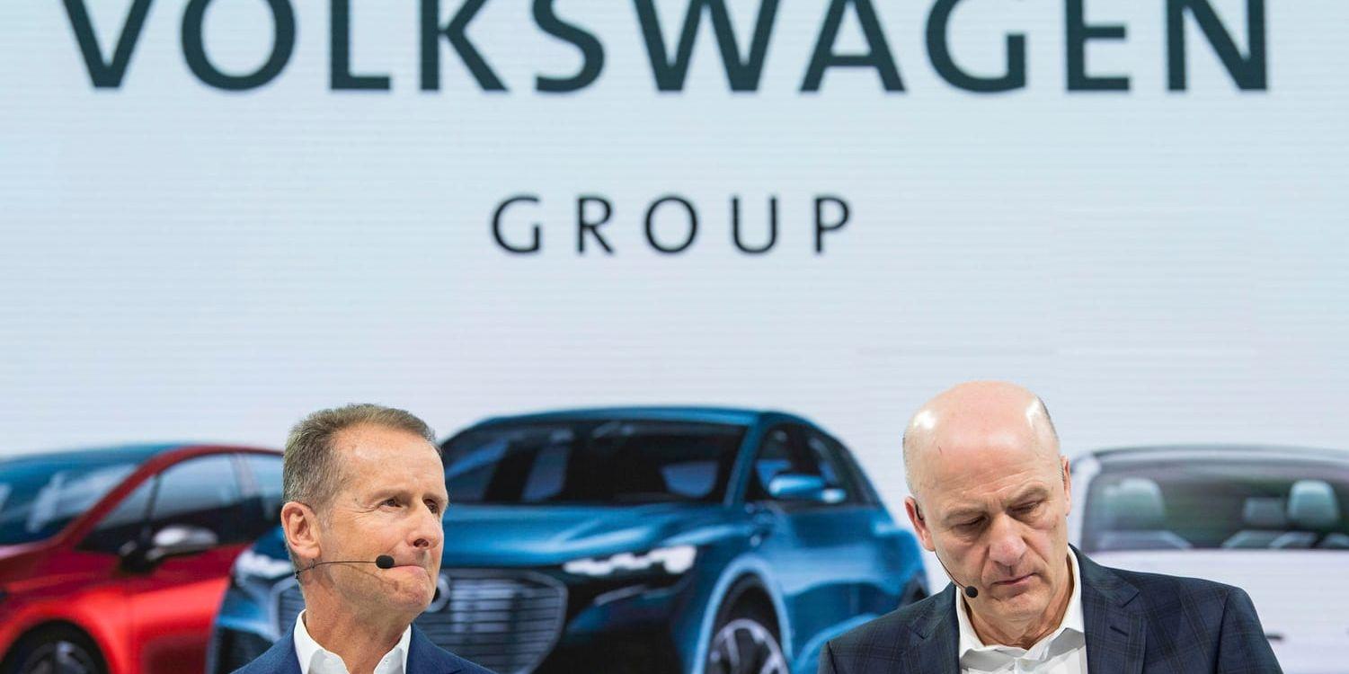 Tyska Volkswagen ska spara nära sex miljarder om året till år 2023. På bilden: Herbert Diess, till vänster, vd för Volkswagen och Frank Witter, finanschef. Arkivbild.