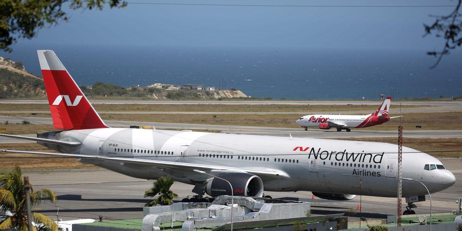 Flygplanet från ryska Nordwind Airlines står parkerat på Simón Bolívar-flygplatsen i Caracas.