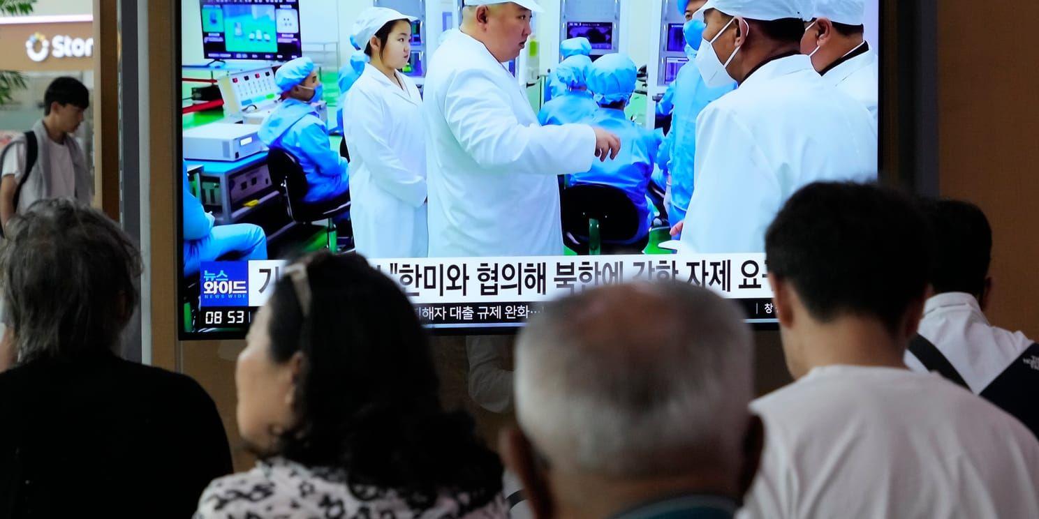 Kim Jong-Un på nyheterna i sydkoreansk tv, här på skärm vid järnvägsstationen i Seoul.
