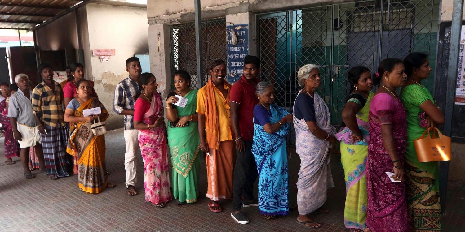 Indier står i kö för att rösta under den andra av sju faser i det jättelika valet, här i Madras för några dagar sedan. Arkivbild.