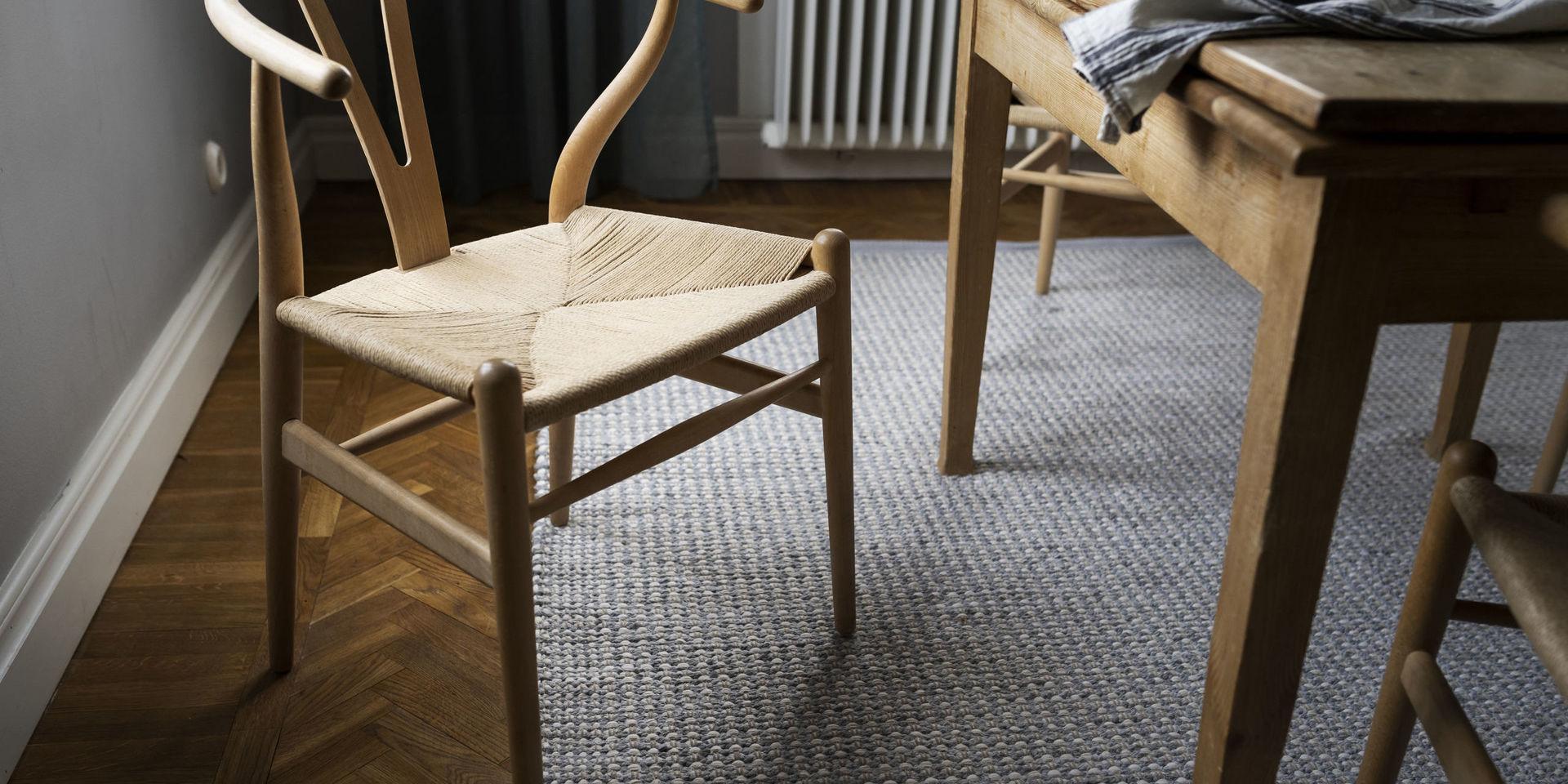 Y-stolen ritades år 1949 av den danske designern Hans J Wegner och tillverkas fortfarande. 