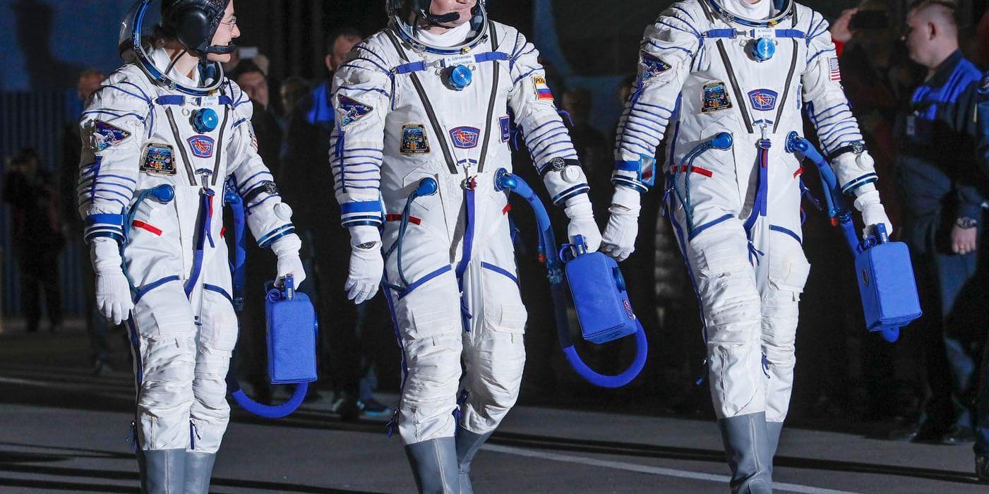 Astronauterna Christina Hammock Koch (till vänster) och Nick Hague flankerar ryska kosmonauten Alexej Ovtjinin inför uppskjutningen till ISS den 14 mars.